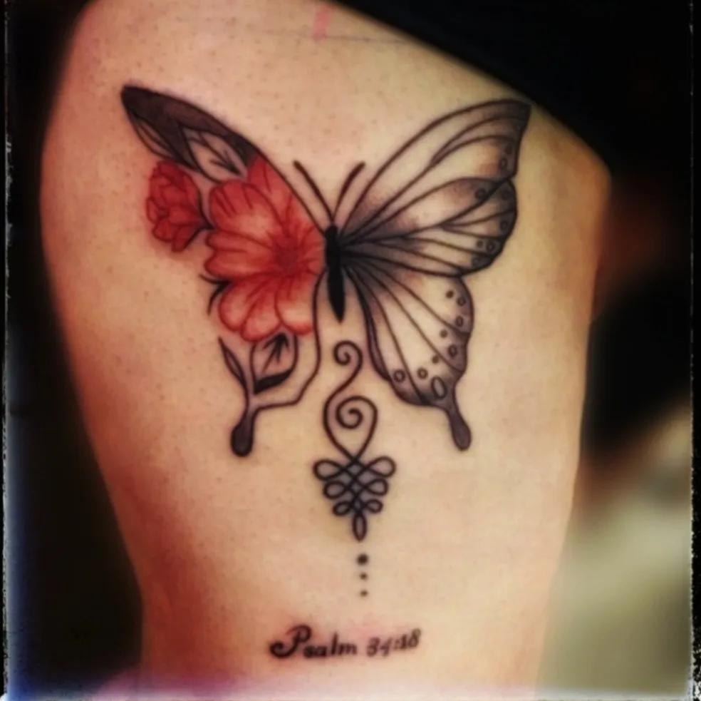 Tatuaje de mariposa con flor roja