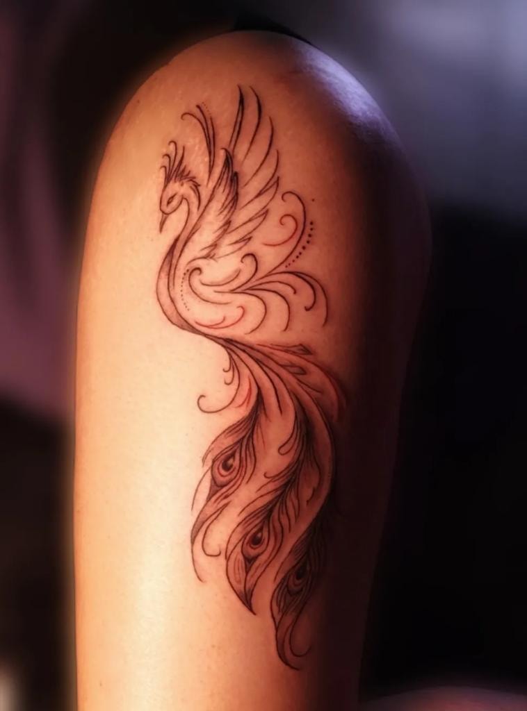 Tatuaje de corona pequeña en la mano