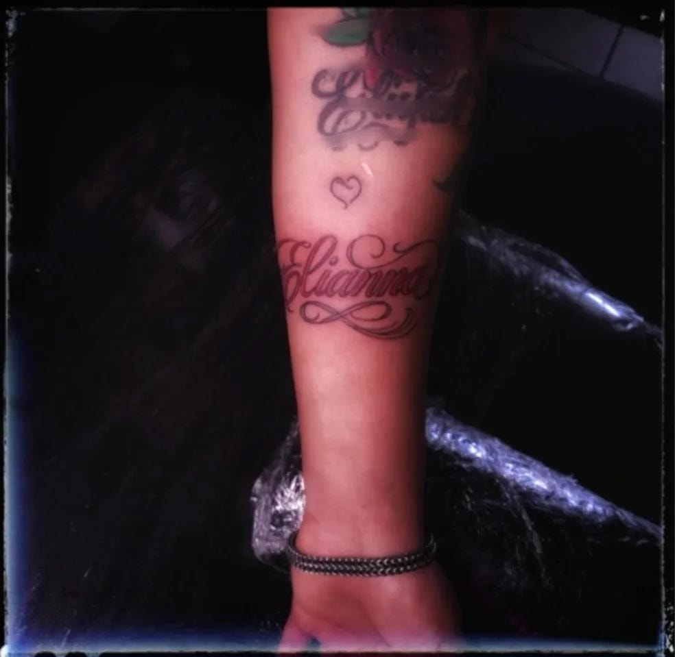 Tatuaje de flor de loto en la espalda