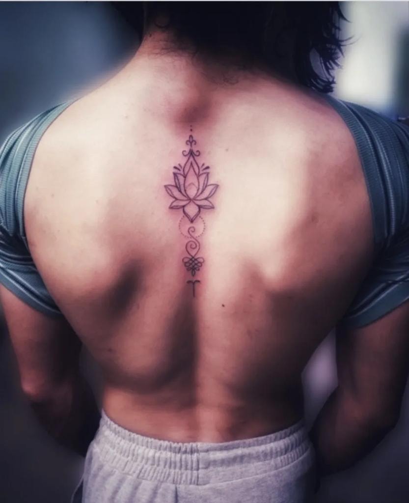 Tatuaje de encendedor con flor en el brazo