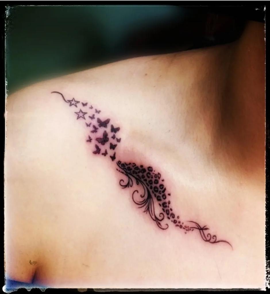 Tatuaje de estrellas, mariposas y ornamentos en el pecho