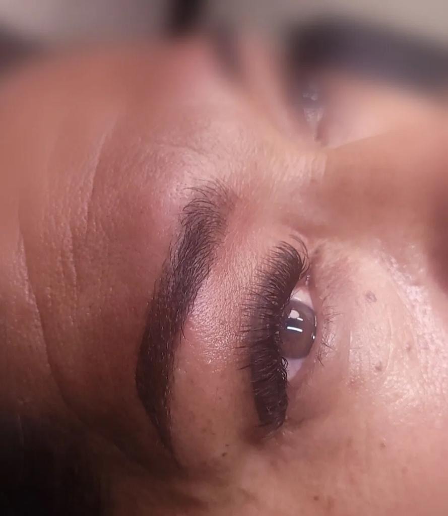 Cejas cosméticas con lash liner — close-up ojo
