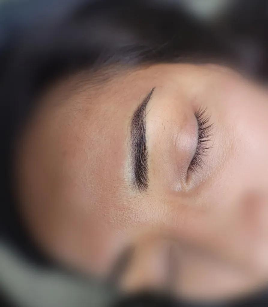 Cejas cosméticas tatuadas — vista superior